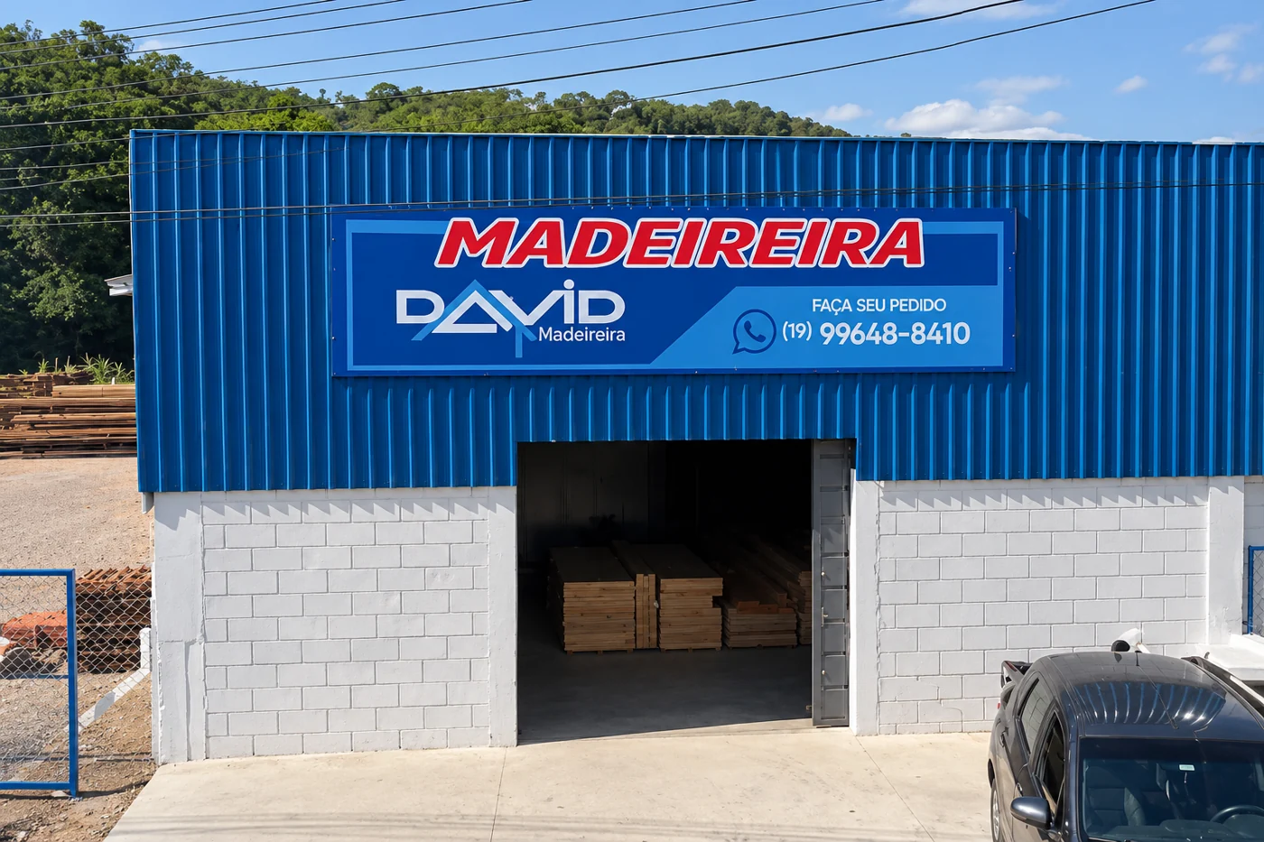Fachada da David Madeireira em Pedreira, com revestimento azul e entrada da loja