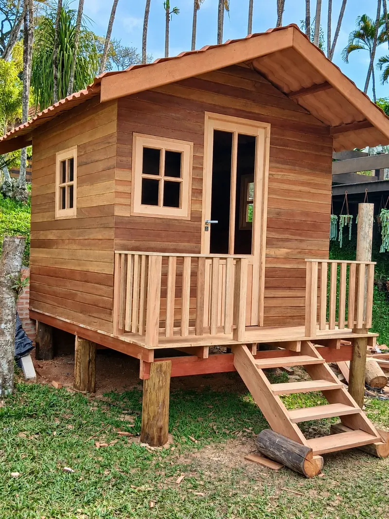 Porta e acabamentos de uma casinha de madeira