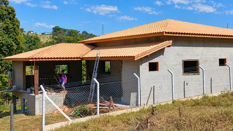 Cobertura residencial com telhas e estrutura de madeira
