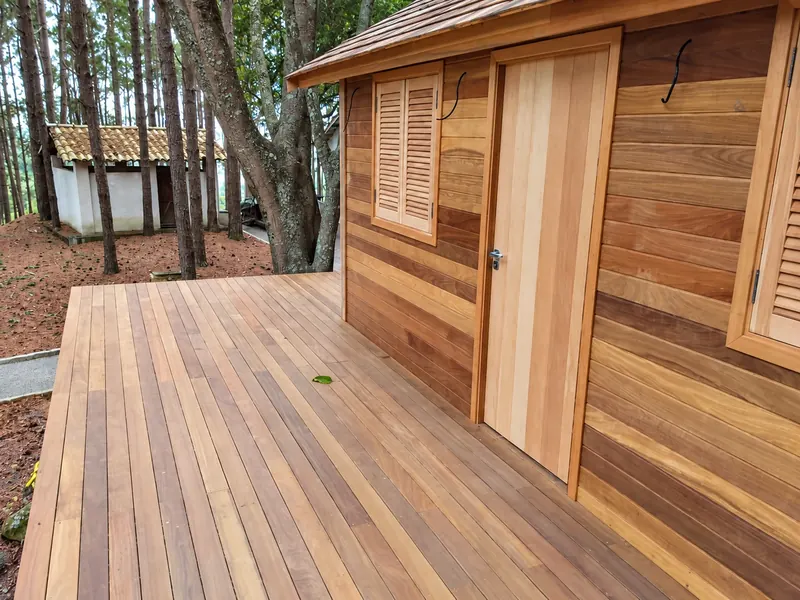 Deck de madeira no chalé