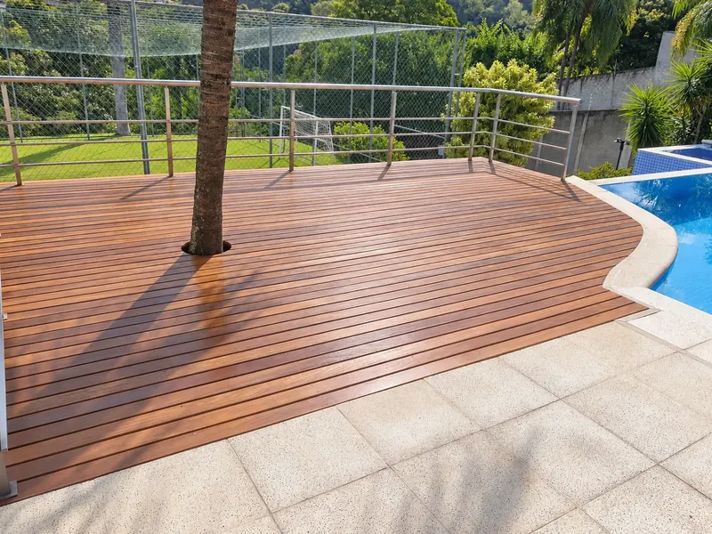 Deck de madeira em área externa ao lado da piscina
